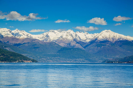 意大利科莫湖和阿尔卑斯山的风景如画的景色