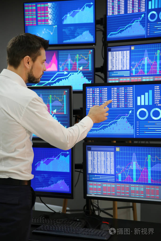 在办公室工作的男性股票交易员