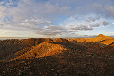 加那瓦岛附近的拉塔布拉达山脉照片