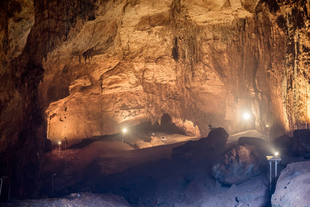 cavein Silifke 区, 梅尔辛土耳其的峡谷内部