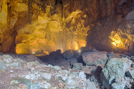 cavein Silifke 区, 梅尔辛土耳其的峡谷内部