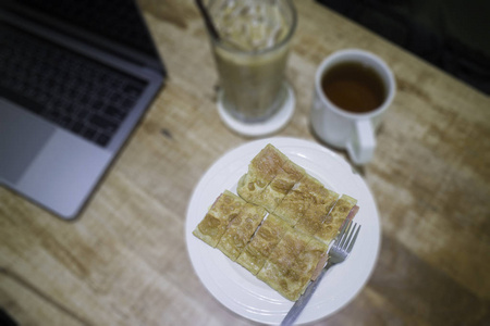 在工作时间的轻松膳食与咖啡饮料和油炸印度