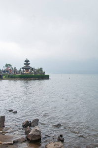 pura ulun danu咨询着名的印度教巴厘岛寺庙