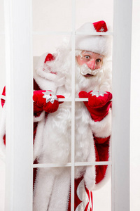 站在窗户后面的圣诞老人