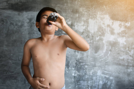 肖像亚洲胖男孩概念健康和减肥