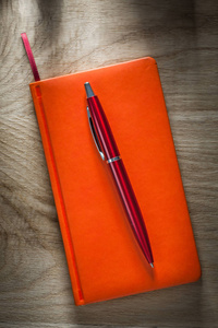 橙色笔记本圆珠笔顶部视图
