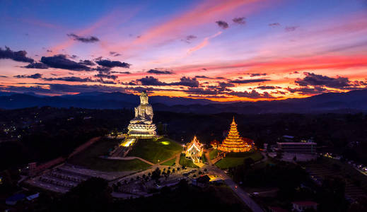 这是一座美丽的公共寺庙，深受泰国和外国游客的欢迎。黄昏时分