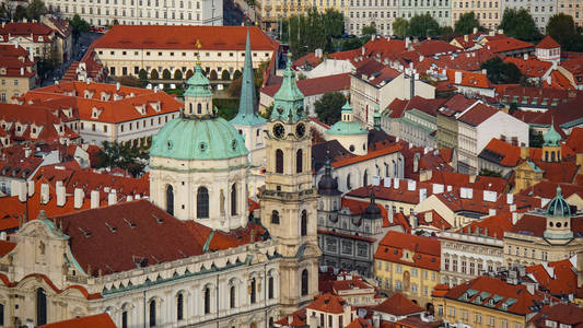 捷克布拉格老城建筑与红色屋顶的鸟瞰图