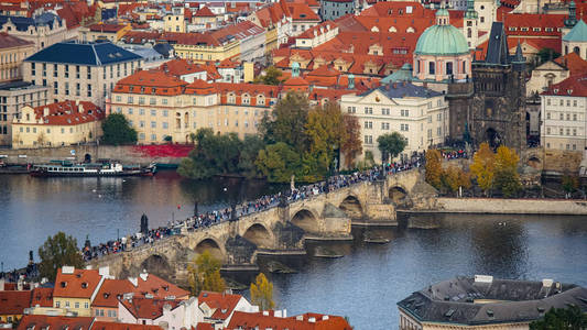 老镇建筑学的空中看法与红色屋顶在布拉格, 捷克共和国。伏尔塔瓦河河老镇全景, 捷克