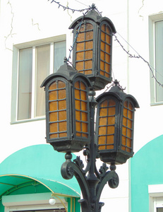 castiron 杆上的三盏灯笼