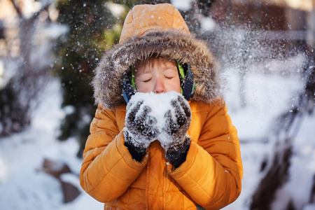 可爱的小男孩, 在冬日的外面吹着雪花