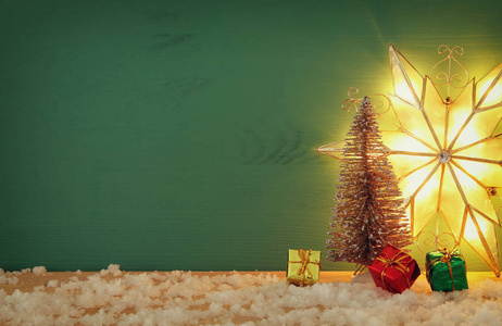 雪木桌上的圣诞树形象