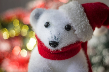白色熊玩具作为圣诞节装饰, 与圣诞老人帽子