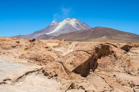 玻利维亚乌尤尼盐湖附近的 tunupa 火山的火山口的视图