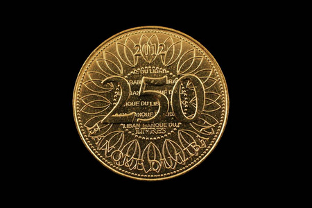 黎巴嫩里弗硬币孤立在黑色