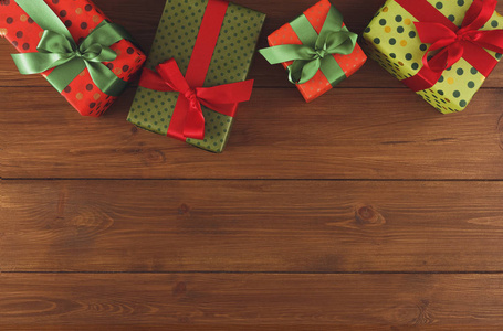 彩色圣诞礼品盒木制背景