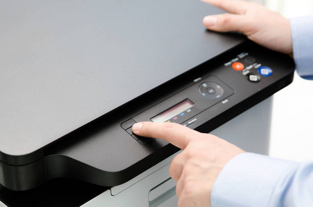 手按下按钮面板上的打印机