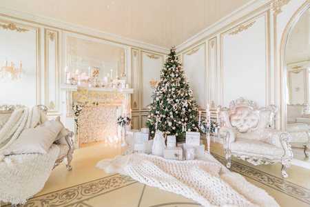 圣诞节早上好豪华经典公寓, 带白色壁炉