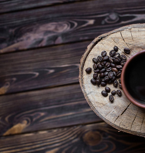 一杯咖啡在木制的背景。咖啡, 勺子, 谷物, 木制背景