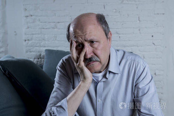 60s 岁高龄老人的画像独自在家沙发上孤独的感觉悲伤和忧虑痛苦和消沉