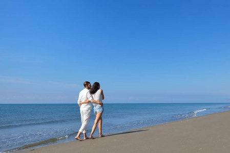 海滩情侣漫步浪漫旅行蜜月假期浪漫