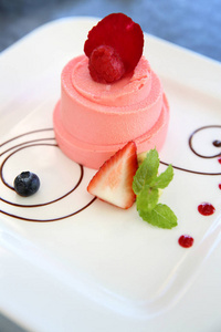 玫瑰叶草莓蛋糕