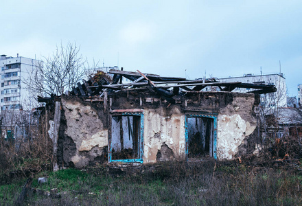废弃的旧建筑. 老年和金融危机照片