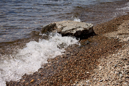 海浪拍打在石头上, 飞喷水