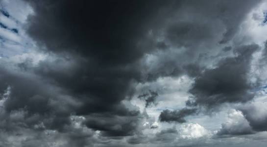 在黑暗的天空中的戏剧性雷暴云彩背景