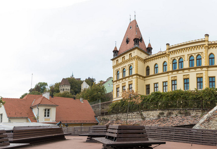 宫殿的片断毗邻钟楼在老城市 Sighisoara 在罗马尼亚