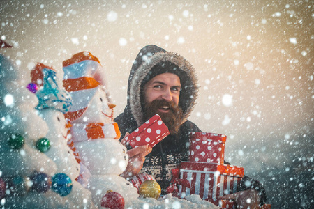 快乐的人，与礼品盒上的雪景