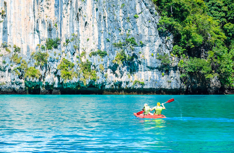 皮划艇在玛雅湾皮皮岛安达曼海甲米泰国