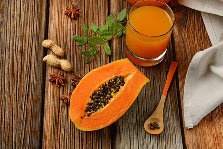 木桌木瓜汁照片