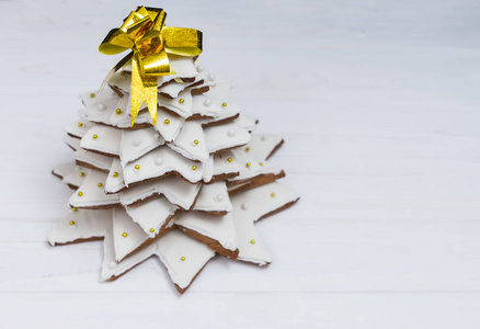 在白色木制的自制姜饼圣诞树的顶视图