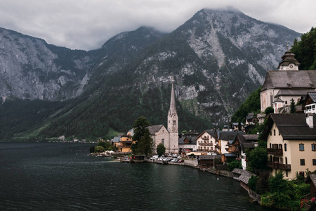 哈尔斯塔特湖畔镇反射在 Hallstattersee 湖在奥地利阿尔卑斯, 奥地利