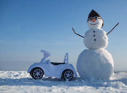 雪人在冬天与玩具汽车, 旅行和假期