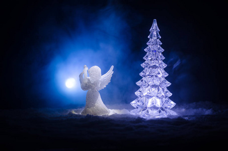 圣诞节天使玻璃圣诞图和玻璃枞树, 圣诞树, docorative 元素在黑暗的背景。圣诞装饰天使圣诞节的概念。选择性焦点