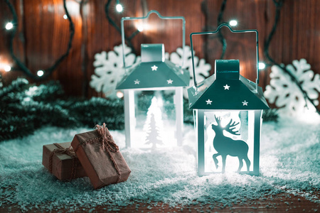 圣诞蜡烛灯笼和圣诞树树枝, 雪, 雪花和装饰品的散背景模糊的灯光。自由空间