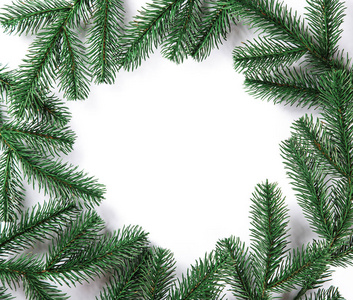 白色背景的圣诞冷杉树框架。自由空间