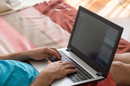 在家里, 男士手在笔记本电脑键盘上打字。人们在网上浏览信息。自由博客, 支持概念
