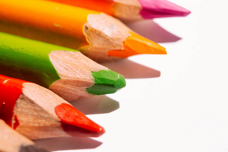 近距离用不同颜色的彩色铅笔在白色背景