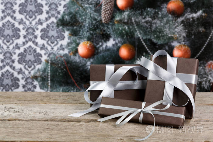 圣诞礼物装饰的树背景，假日概念