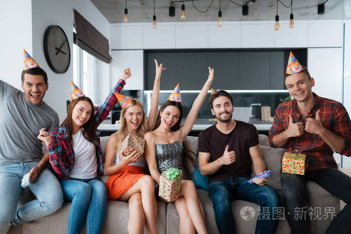 参加生日聚会的人拍一张合影.他们坐在沙发上