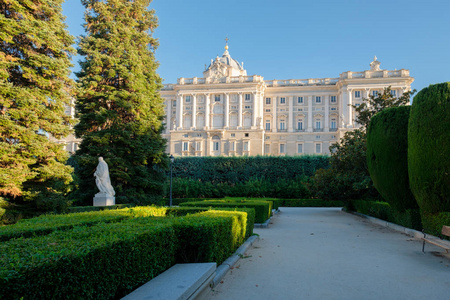 马德里皇家宫殿及其花园照片
