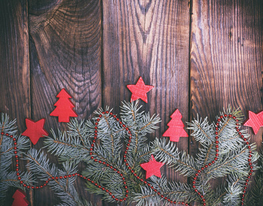 绿色云杉的分支与圣诞节装饰