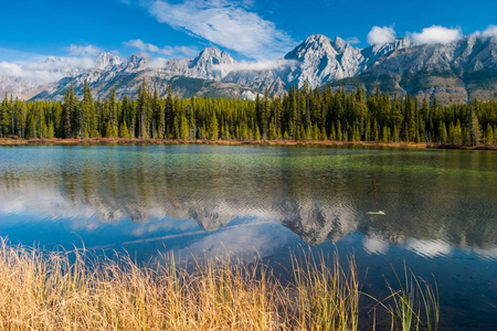 Lougheed 省公园泄洪湖