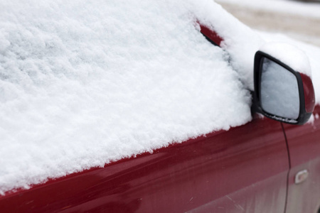 冬季结冰的汽车覆盖雪, 查看前车窗挡风玻璃和雪罩的背景