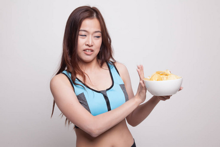 亚洲健康女孩讨厌垃圾食品薯片