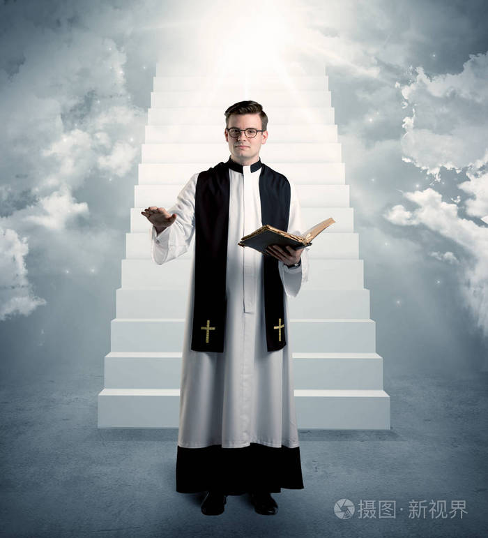 年轻的牧师在他的祝福