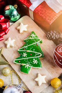 圣诞饼干和圣诞树形状的新年